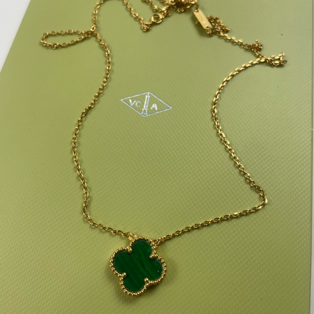 VanCleef&Arpels Gold Necklace with Green Clover Pendant by VCA